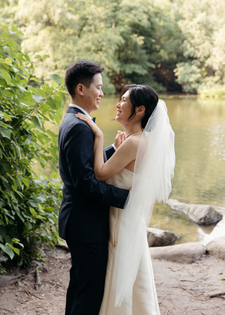 bride and groom photos at the central park in nyc